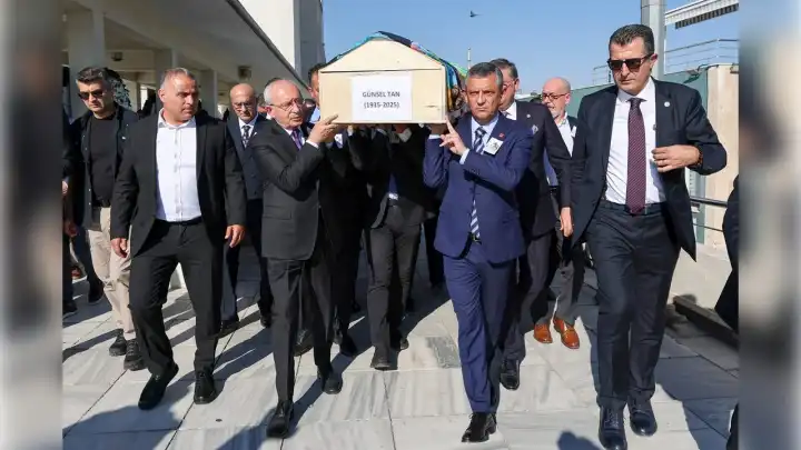 Özgür Özel ve Kemal Kılıçdaroğlu cenaze törenine katıldı