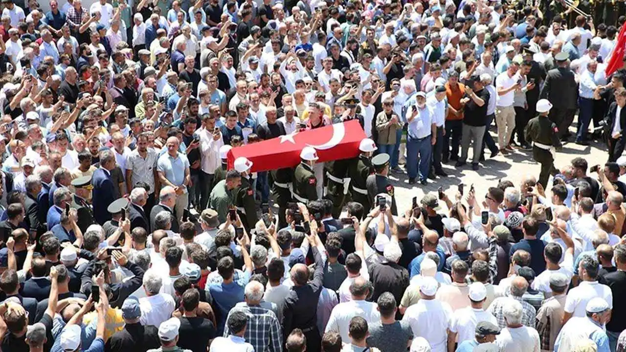 Türkiye şehitlerini uğurluyor! haberinin görseli