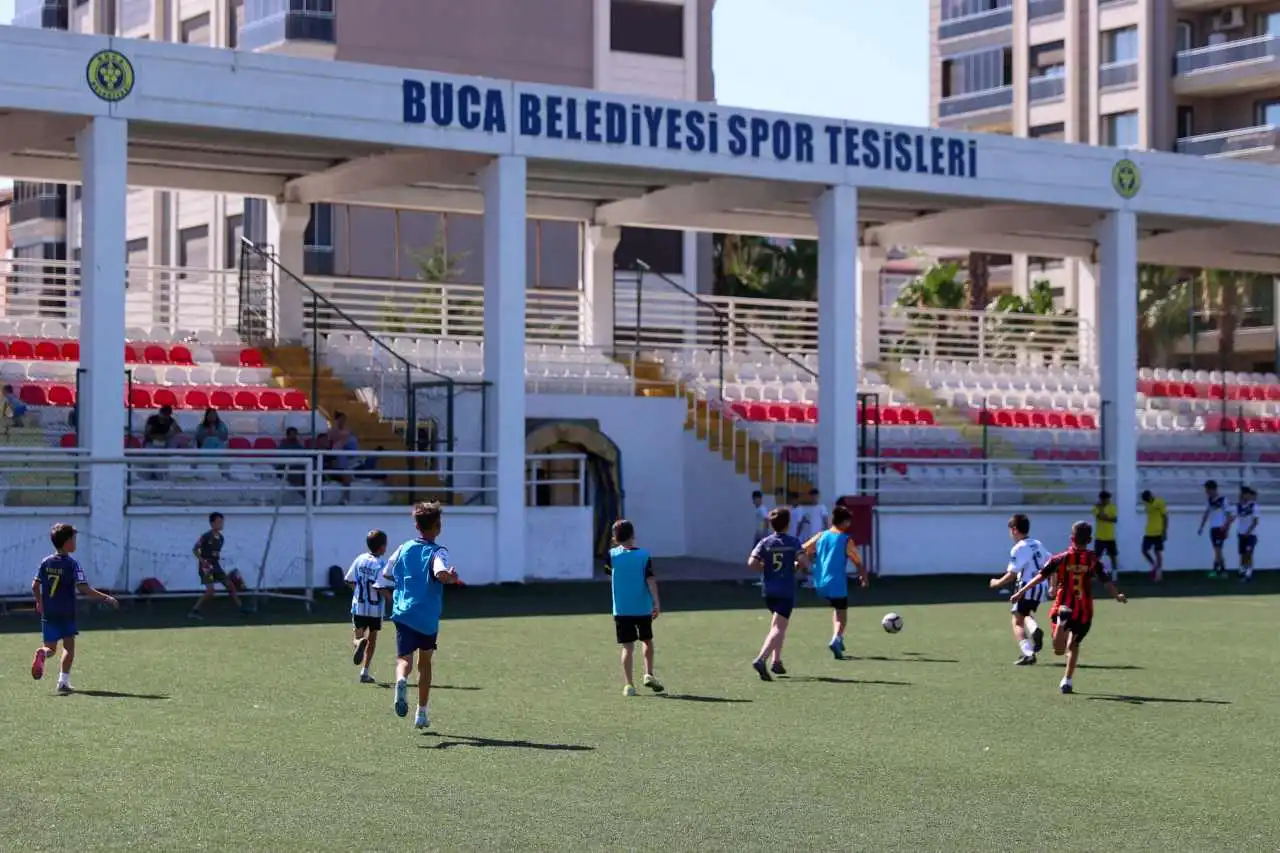 Buca’nın minik kramponları yaz tatilini futbolla renklendiriyor haberinin görseli