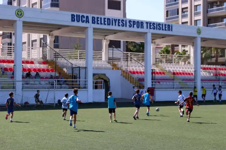 Buca’nın minik kramponları yaz tatilini futbolla renklendiriyor