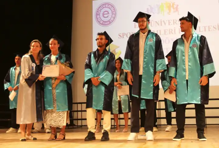 Ege Üniversitesi Spor Bilimleri Fakültesi’nde mezuniyet heyecanı