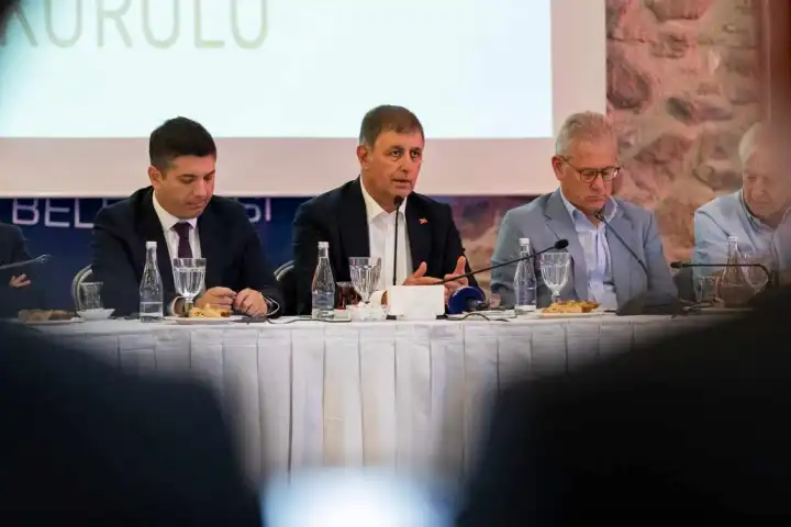 İEKKK, İzmir’deki orman yangınları için olağanüstü toplandı: Başkan Tugay’dan dayanışmaya çağrısı