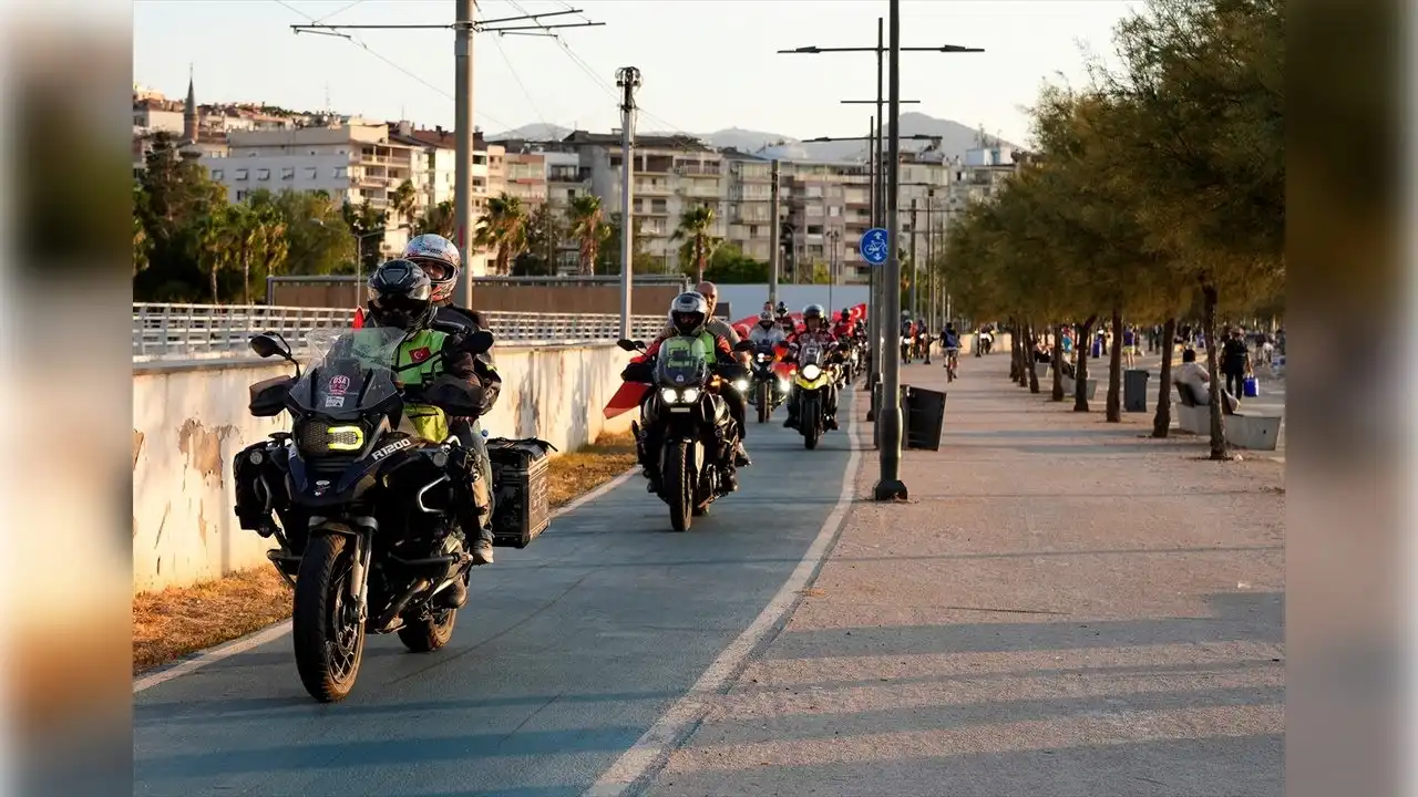 İzmir’de 15 Temmuz anısına motosiklet ve bisiklet turu düzenlendi haberinin görseli