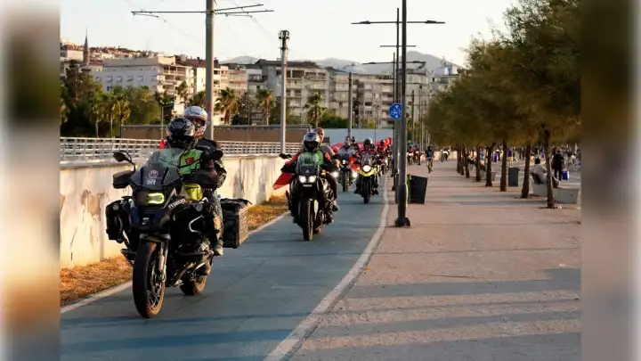 İzmir’de 15 Temmuz anısına motosiklet ve bisiklet turu düzenlendi