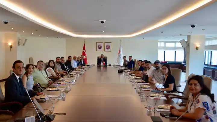 İzmir’de dijital medya zirvesi: İnternet haber siteleri bir araya geldi
