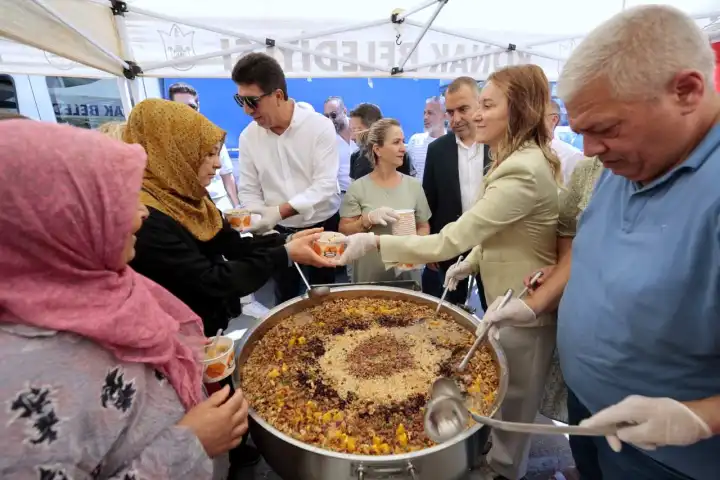 Konak’ta aşure bereketi: Basmane’de vatandaşlara aşure ikramı