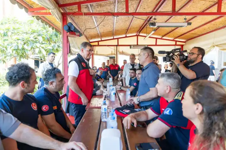 Başkan Tugay’dan itfaiye memurlarına yangın riski primi müjdesi