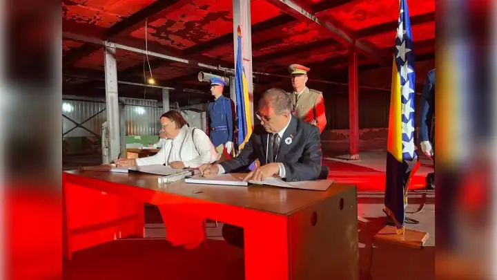Başkan Tugay Potoçari'de taziye defterini imzaladı 