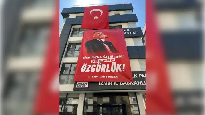 CHP İzmir'den Aslanoğlu için dev pankart: Özgürlük istiyoruz!