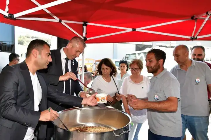 Çiğli’de bereket sofrası: Aşure kazanları birlik ve beraberlik için kaynadı
