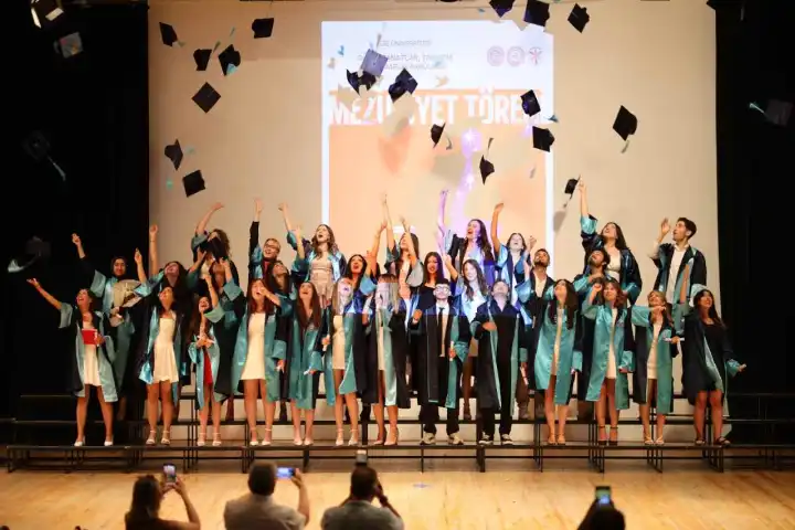 Ege Üniversitesi Güzel Sanatlar Fakültesi mezunlarını sektöre uğurladı