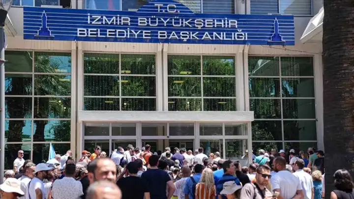 İzmir’de Kentsel Dönüşüm krizi! Büyükşehir: Projeler askıya alınmadı, ihaleler devam ediyor