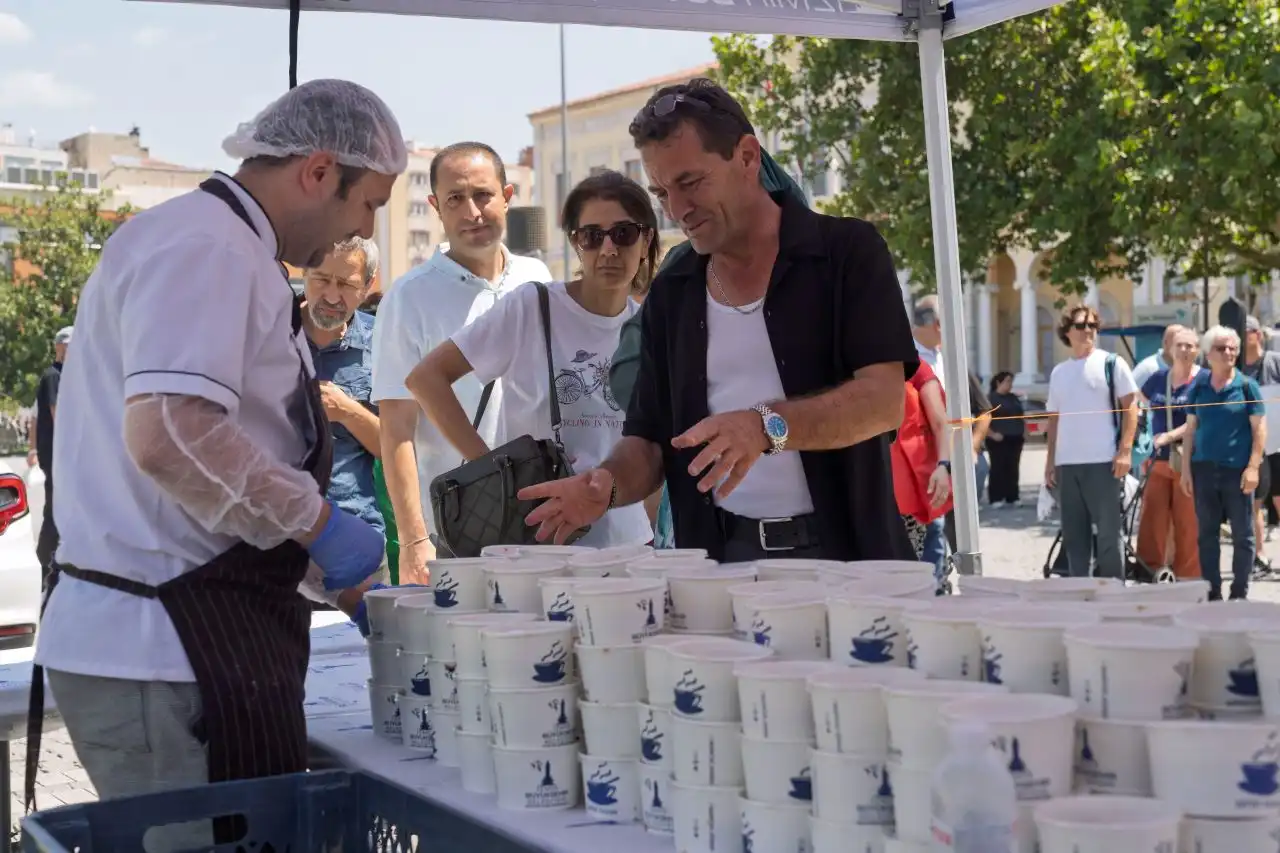 İzmir’de Muharrem ayı bereketi: 10 bin kişilik aşure ve sıcak yemek ikramı haberinin görseli