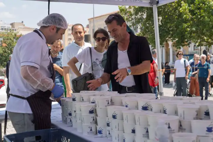 İzmir’de Muharrem ayı bereketi: 10 bin kişilik aşure ve sıcak yemek ikramı