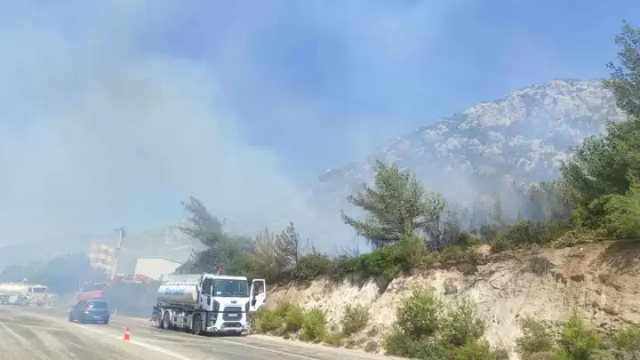 İzmir haber: Karaburun'da makilik alana sıçrayan yangın kontrol altında
