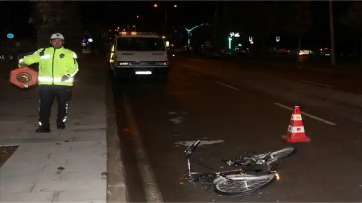Karşıyaka’da otomobilin çarptığı bisikletli hayatını kaybetti