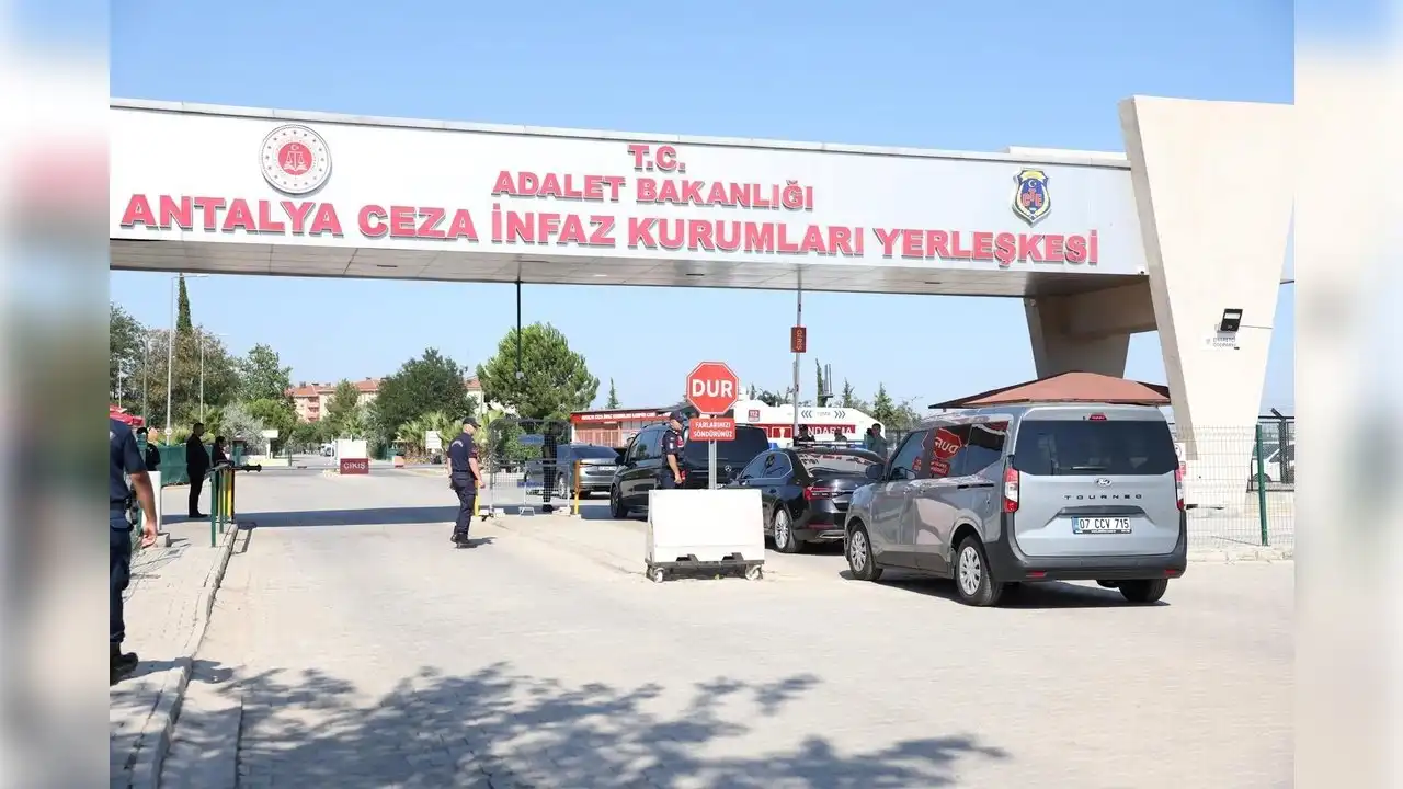 Özgür Özel, Muhittin Böcek'i ziyaret etti haberinin görseli