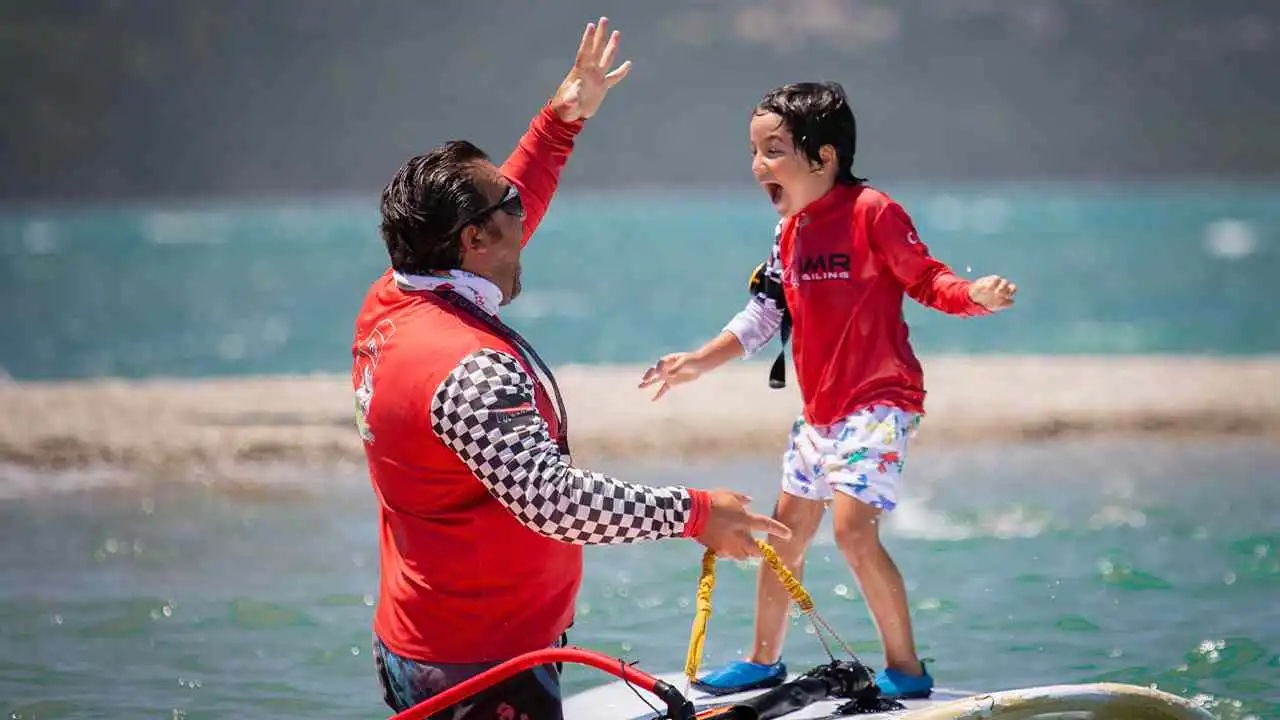 Urla’da çocuklara hem spor hem disiplin: EMR Windsurf’te tablet yerine yelken var! haberinin görseli