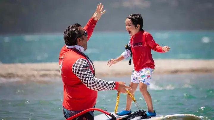 Urla’da çocuklara hem spor hem disiplin: EMR Windsurf’te tablet yerine yelken var!