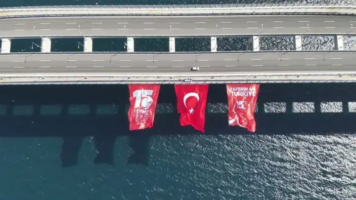 1915 Çanakkale Köprüsü’ne Türk bayrağı asıldı