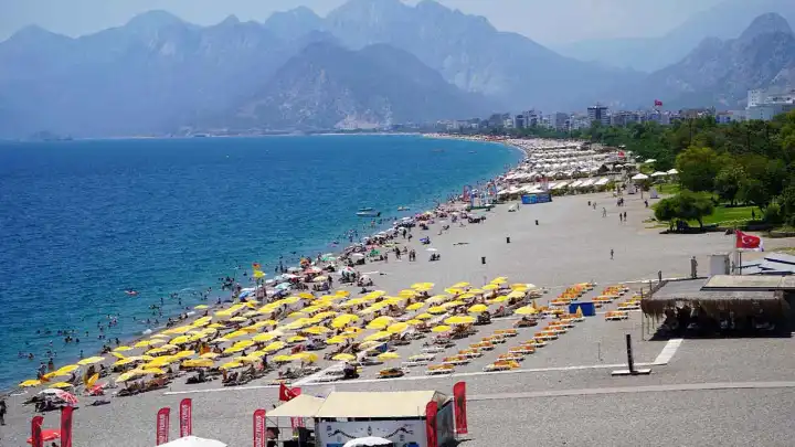 Antalya'da sıcaktan bunalanlar sahilleri doldurdu