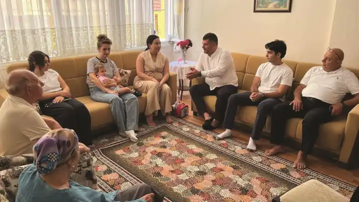 CHP İzmir’den Aslanoğlu ailesine destek ziyareti