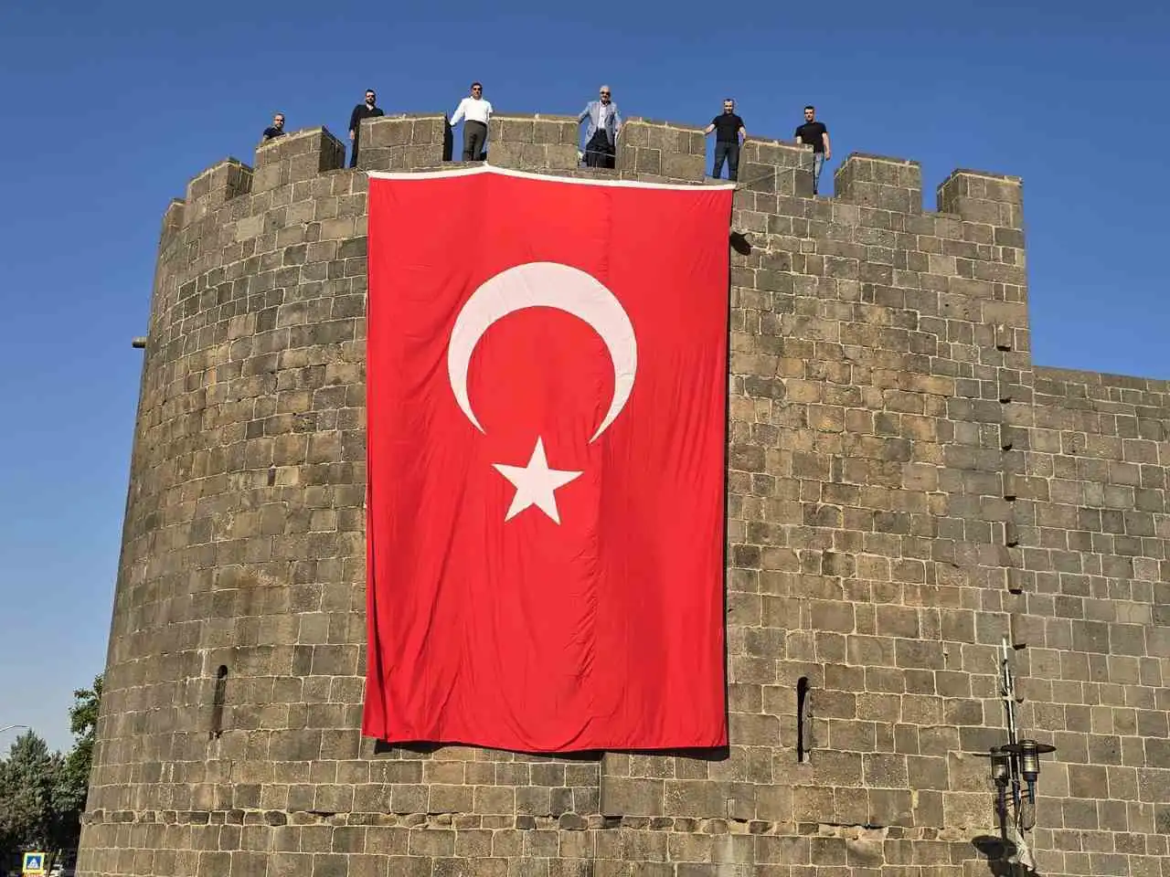 Diyarbakır surlarına Türk bayrağı asıldı haberinin görseli