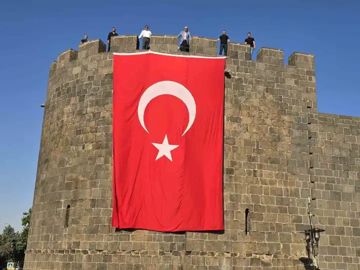 Diyarbakır surlarına Türk bayrağı asıldı