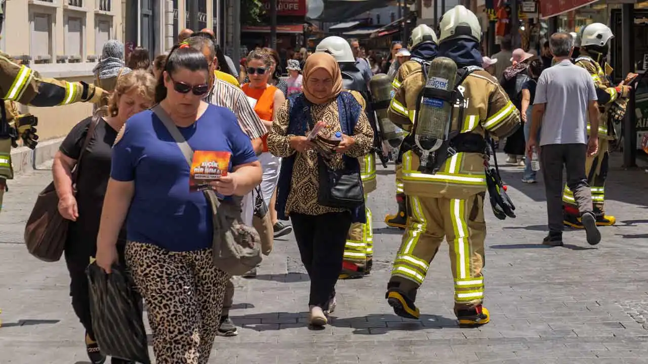 İzmir İtfaiyesi'nden sıra dışı farkındalık etkinliği haberinin görseli