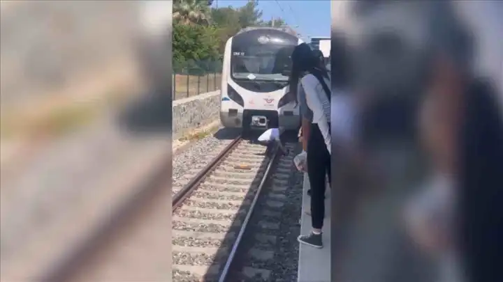 Raylarda mahsur kalan yavru kediyi makinist böyle kurtardı!