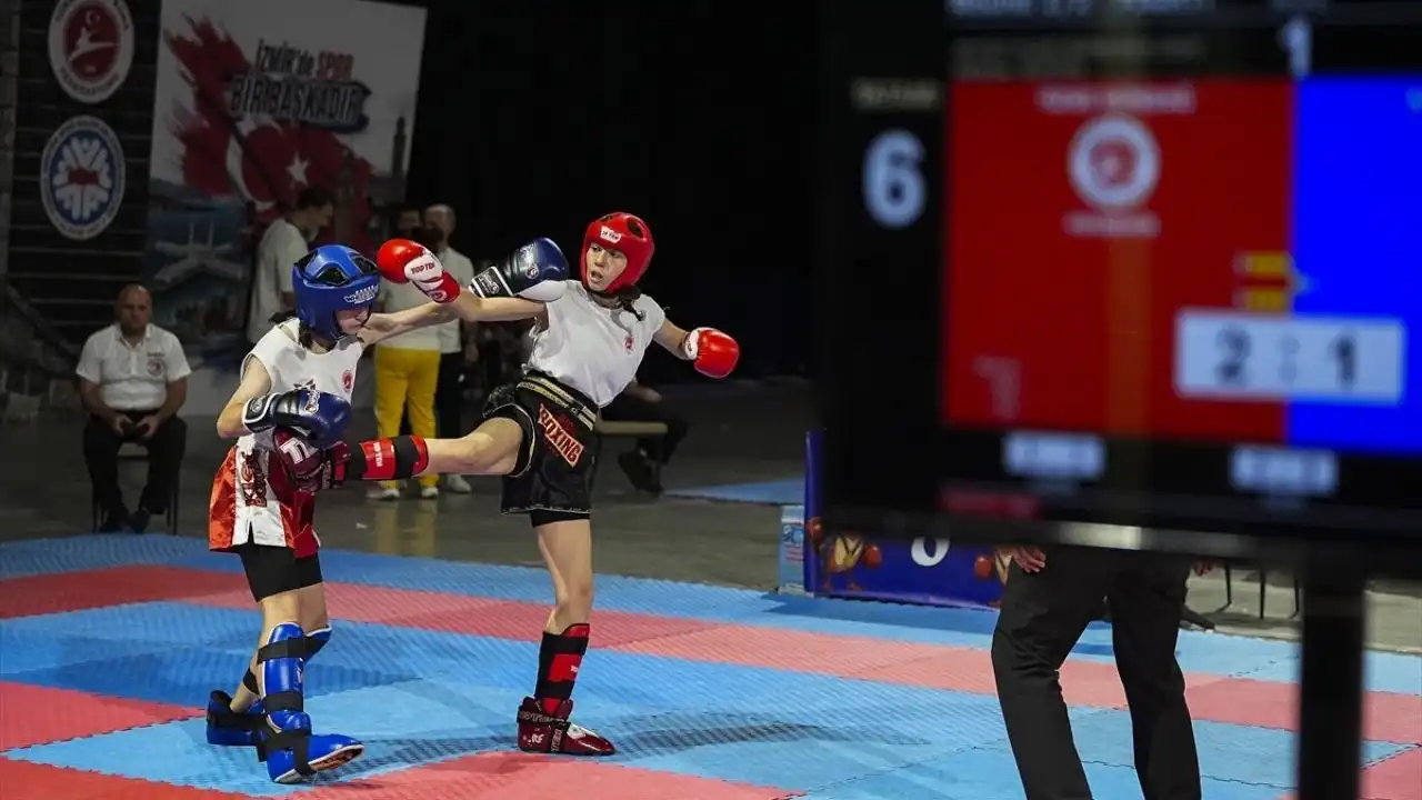 Türkiye Kick Boks şampiyonası’nda 6 bin sporcu İzmir’de nefes kesti haberinin görseli