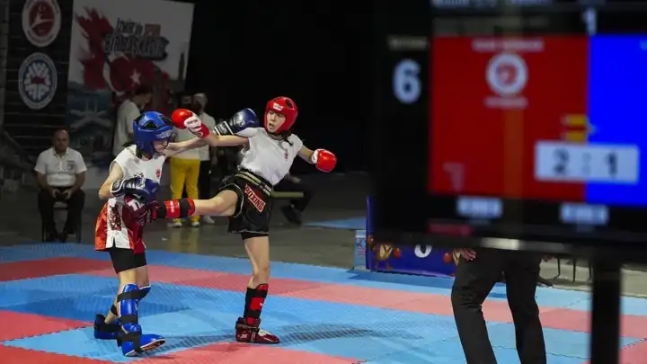 Türkiye Kick Boks şampiyonası’nda 6 bin sporcu İzmir’de nefes kesti
