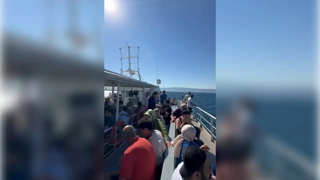 200 yolcunun bulunduğu feribot yandı haberinin görseli