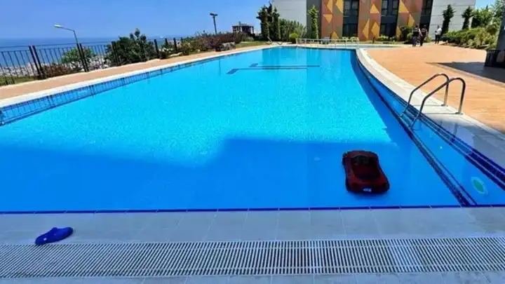 4 yaşındaki çocuk akülü arabasıyla havuza düştü