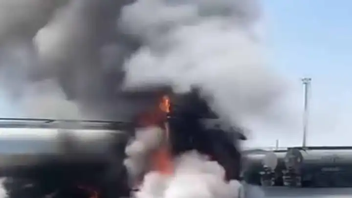 Akaryakıt yüklü tanker, alev alev yandı