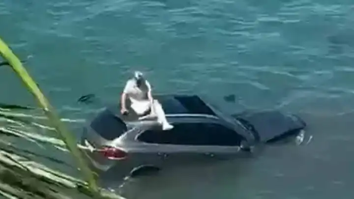 Ayvalık'ta otomobil denize uçtu