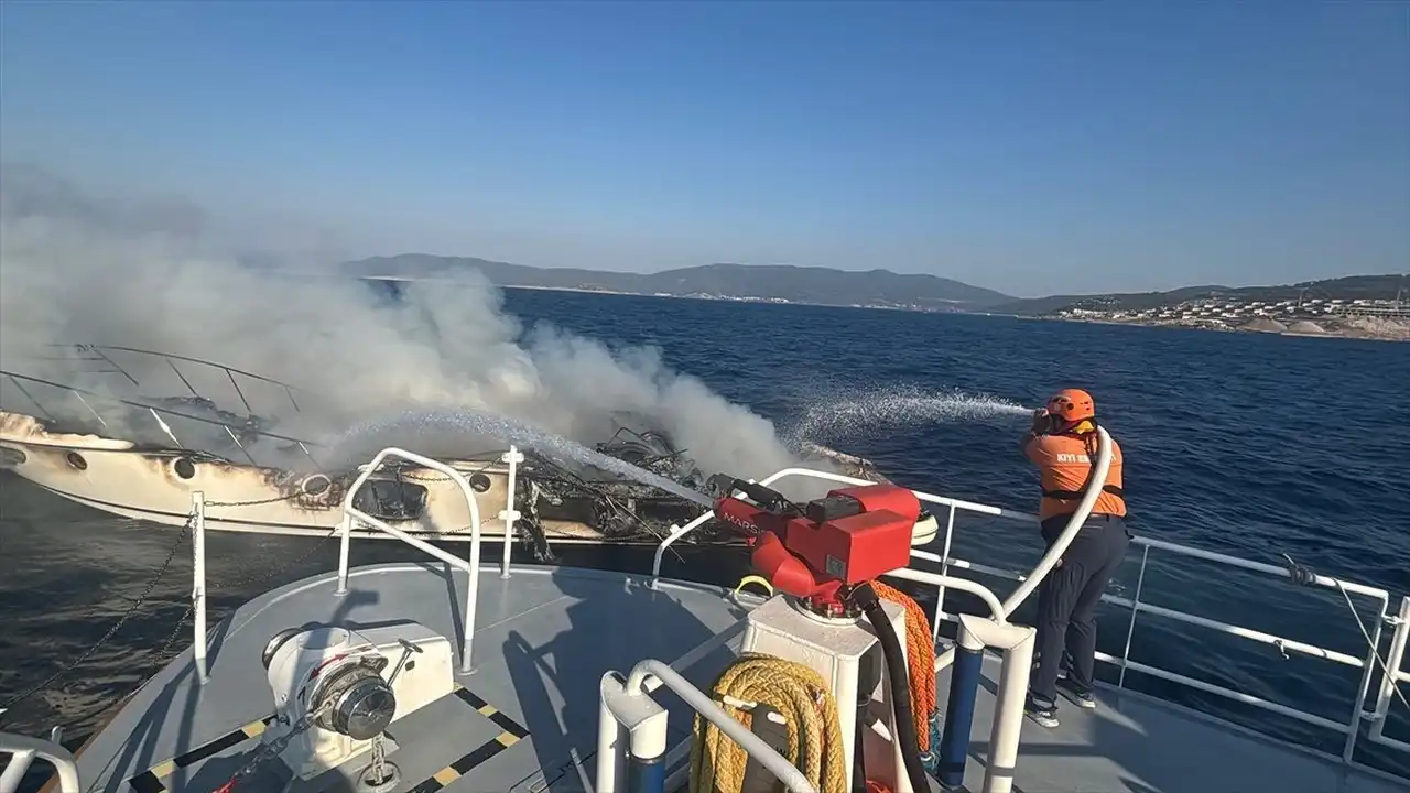 Bodrum'da yangının çıktığı motoryat battı haberinin görseli