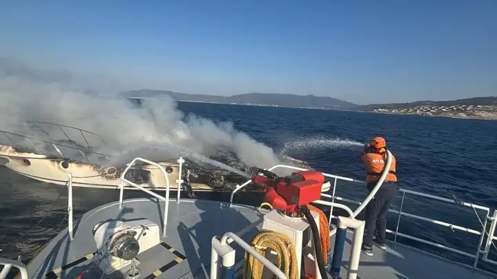 Bodrum'da yangının çıktığı motoryat battı