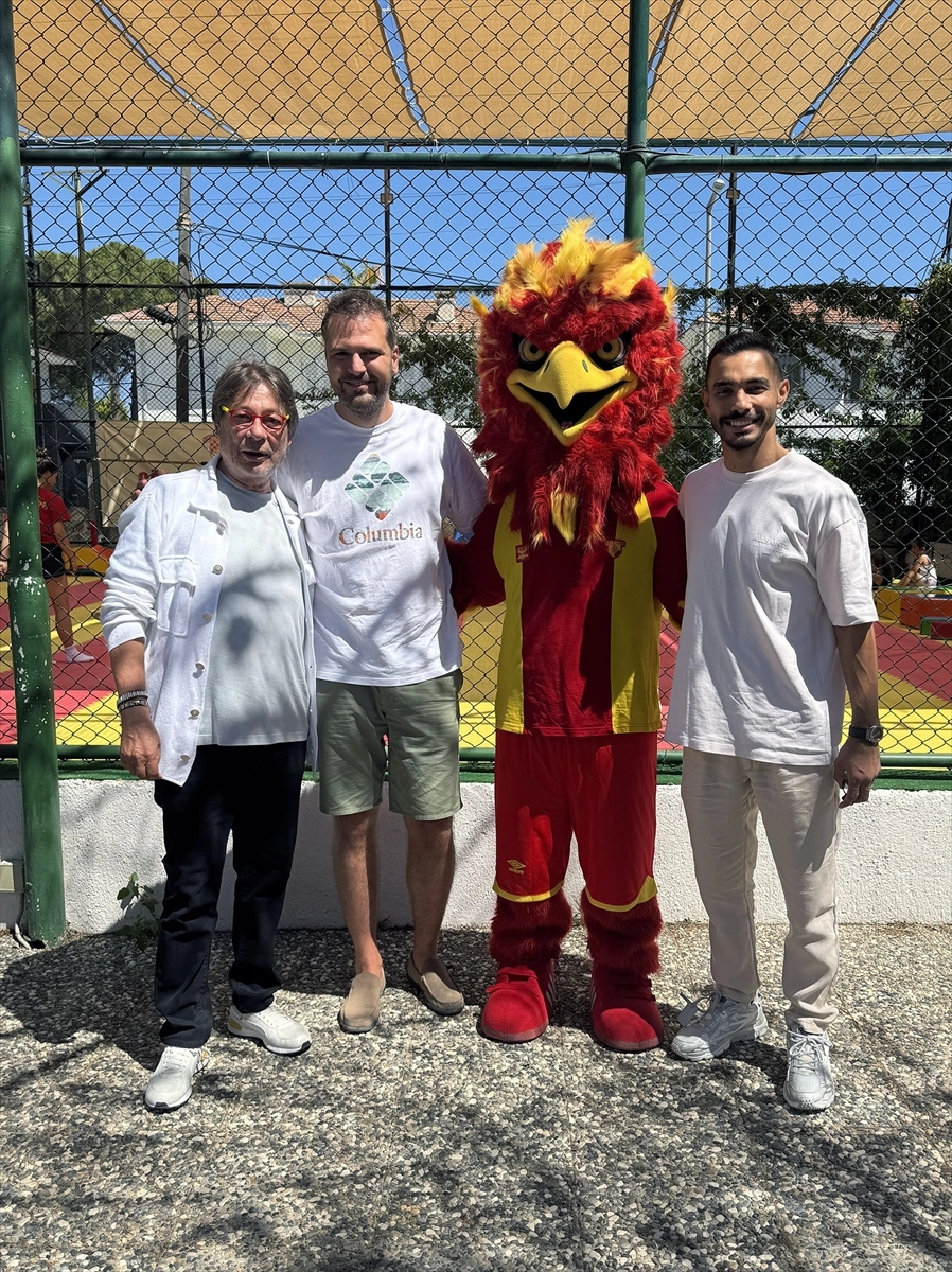 Göztepe Onursal Başkanı Mehmet Sepil, spor okullarındaki öğrencilerle buluştu başlıklı video haberin görseli