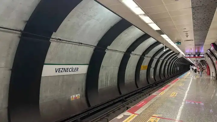 Metro istasyonunda intihar girişimi!