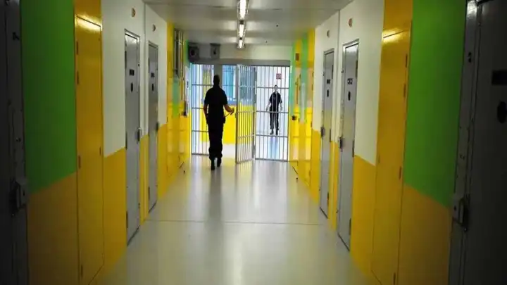 Tahliye olan adamın valizinde hapishaneden kaçtı