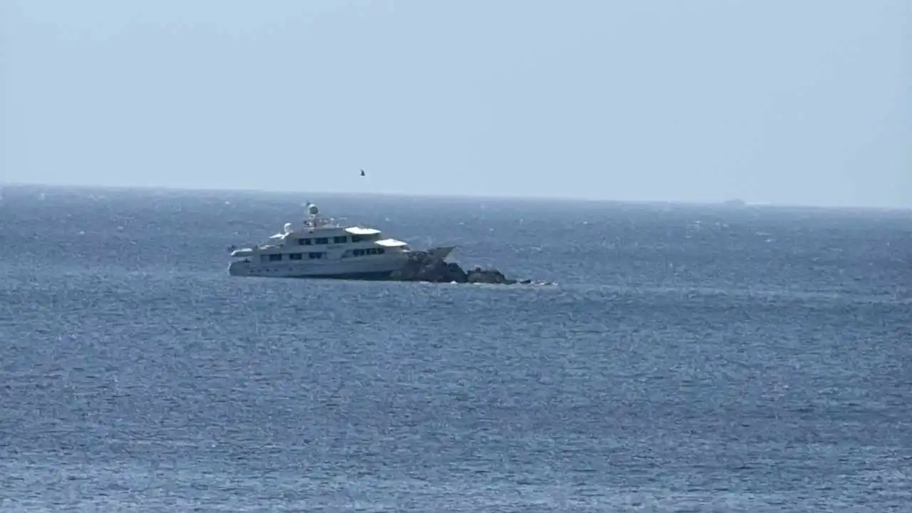 Bodrum’da 39 metrelik motoryat kayalıklara çarptı haberinin görseli