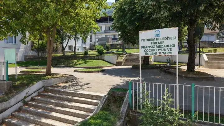 Çocuk parkında tarihi mezarlık: Fransız Mezarlığı boş çıktı