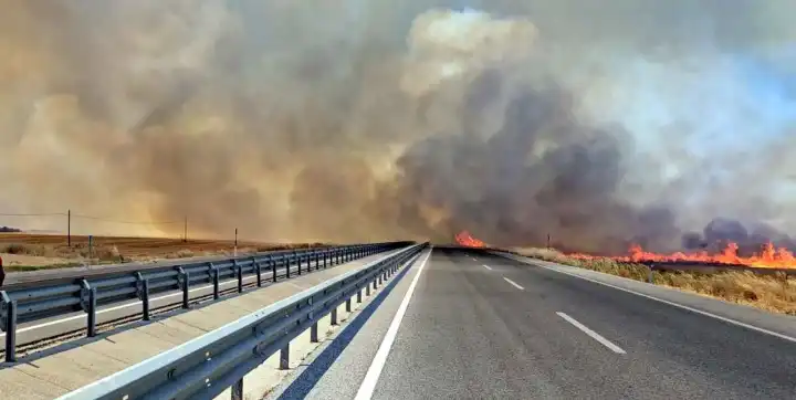 Edirne’de anız yangını: Havsa Kara Yolu ulaşıma kapatıldı