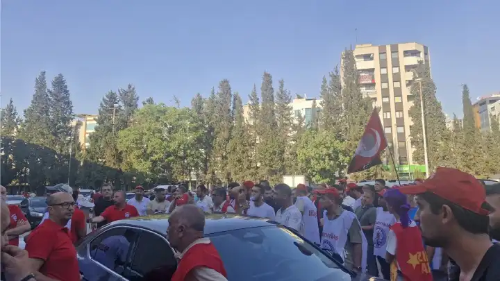 İzmir Büyükşehir'den çıkarılan işçiler ile emniyet güçleri arasında arbede!