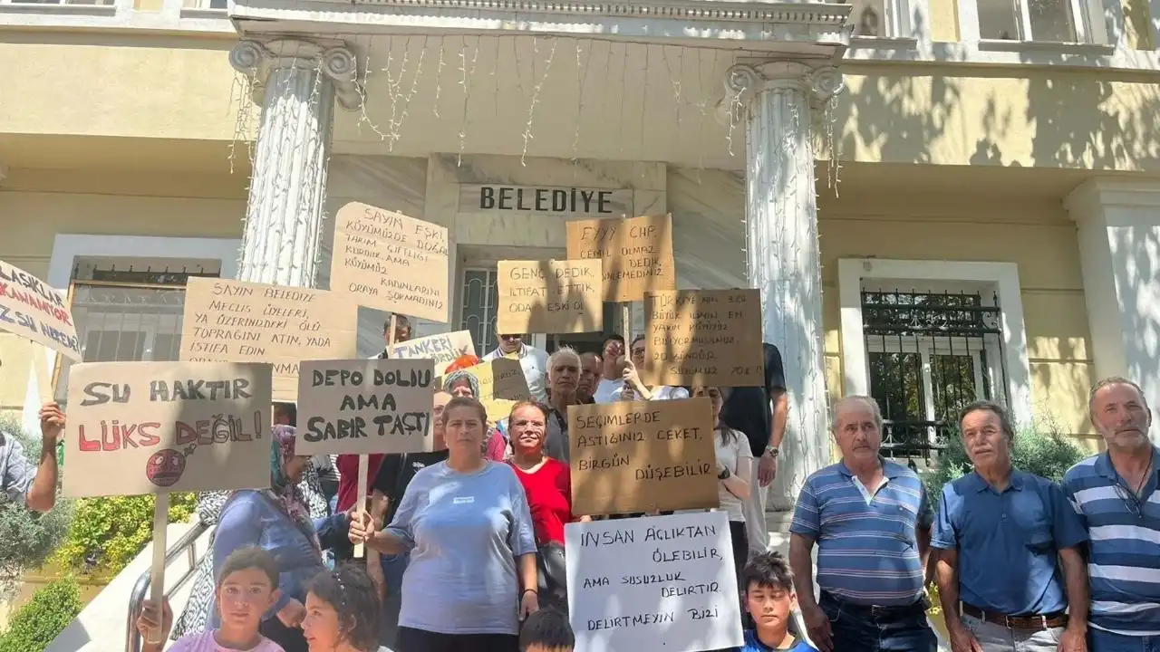 İzmir’de mahalle susuz, vatandaş belediye kapısında haberinin görseli