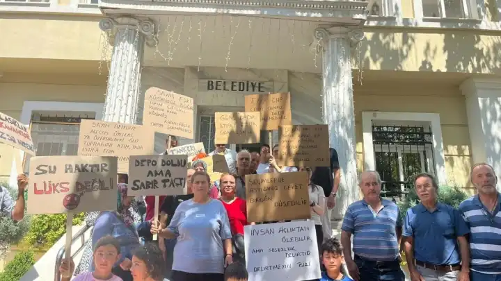 İzmir’de mahalle susuz, vatandaş belediye kapısında