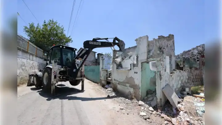 Konak’ta metruk binalar yıkılıyor