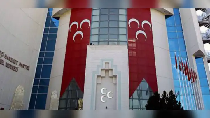 MHP'de şok istifa !