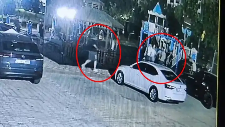 Oğlu ile tartışan çocuğa tabanca çekti, havaya ateş etti